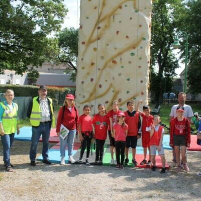 aux-cotes-des-animateurs-de-la-mdl-et-des-parents-des-elus-participaient-a-l-organisation-de-la-journee-sportive-photo-jsl-philippe-tartar-1685111316