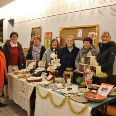 annie-sassignol-maire-de-champforgeuil-avec-les-artistes-de-quot-pleins-et-delies-quot-et-de-l-atelier-de-poterie-de-l-aslc-photo-jsl-philippe-tartar-1701522177